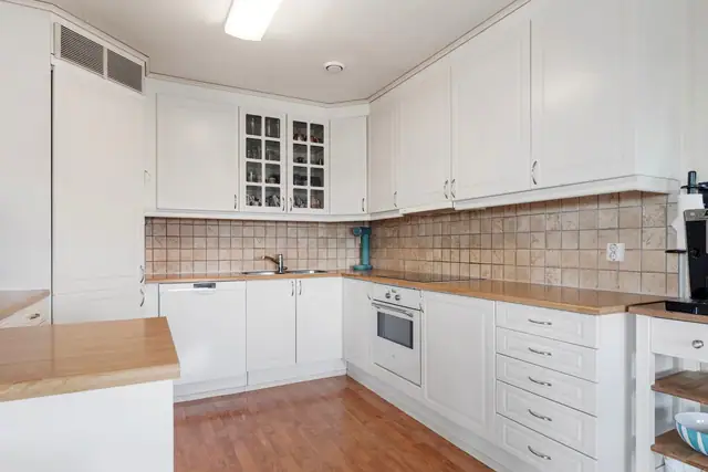 Lekker & innholdsrik enebolig. 6 soverom, 2 stuer. Panoramautsikt & gode solforhold. Romslig garasje. — bilde 12