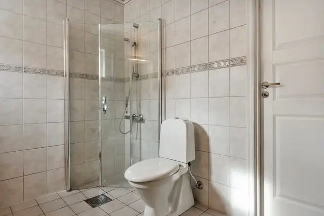 Lekker & innholdsrik enebolig. 6 soverom, 2 stuer. Panoramautsikt & gode solforhold. Romslig garasje. — bilde 15