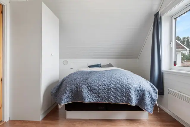 Lekker & innholdsrik enebolig. 6 soverom, 2 stuer. Panoramautsikt & gode solforhold. Romslig garasje. — bilde 20