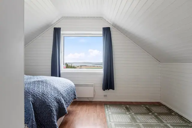 Lekker & innholdsrik enebolig. 6 soverom, 2 stuer. Panoramautsikt & gode solforhold. Romslig garasje. — bilde 21