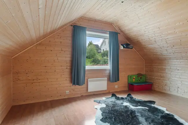 Lekker & innholdsrik enebolig. 6 soverom, 2 stuer. Panoramautsikt & gode solforhold. Romslig garasje. — bilde 22