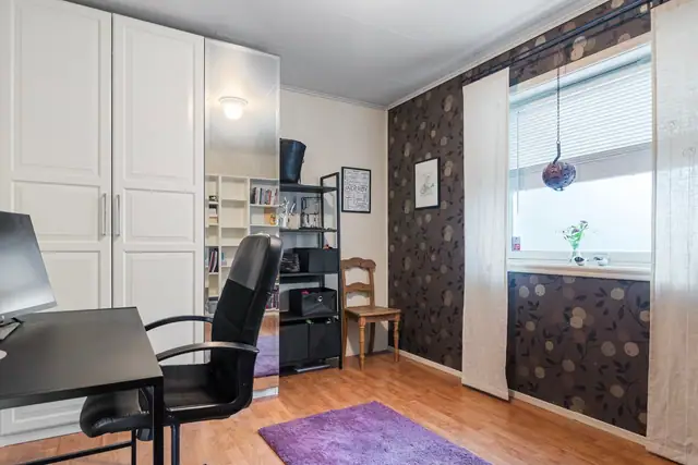 Lekker & innholdsrik enebolig. 6 soverom, 2 stuer. Panoramautsikt & gode solforhold. Romslig garasje. — bilde 23