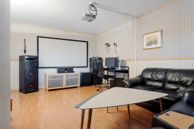 Stue i sokkel. 23m² og god plass for flere sittegrupper.
