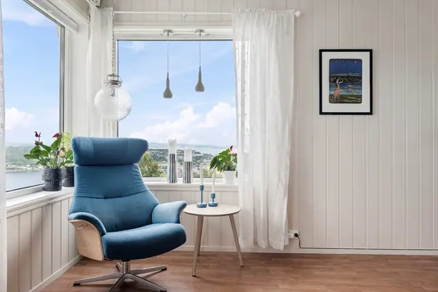 Lekker & innholdsrik enebolig. 6 soverom, 2 stuer. Panoramautsikt & gode solforhold. Romslig garasje. — bilde 4