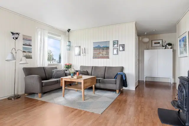 Lekker & innholdsrik enebolig. 6 soverom, 2 stuer. Panoramautsikt & gode solforhold. Romslig garasje. — bilde 6