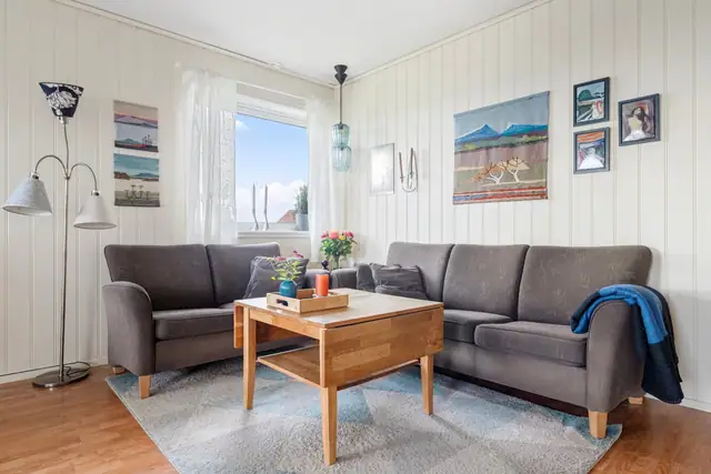 Lekker & innholdsrik enebolig. 6 soverom, 2 stuer. Panoramautsikt & gode solforhold. Romslig garasje. — bilde 7