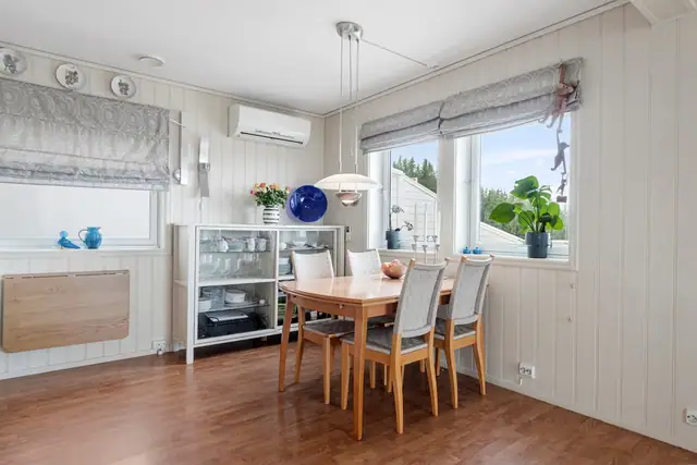 God plass for spisebord i tilknytning til kjøkken.