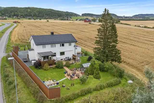 Flott enebolig med stor tomt, gode solforhold og landlig beliggenhet – kun ca. 1,5 km fra Verdal sentrum!