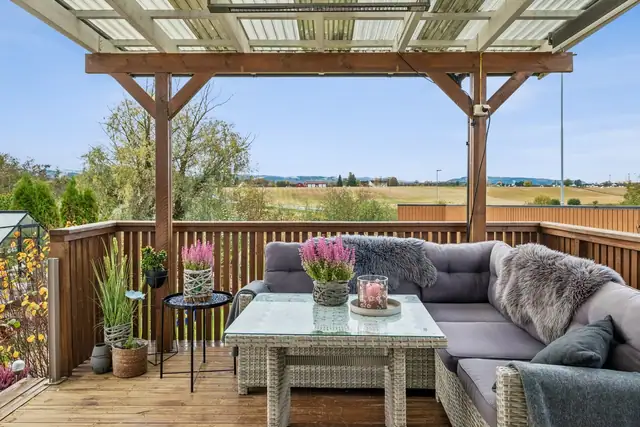 Takoverbygd terrasse med montert varmelampe.