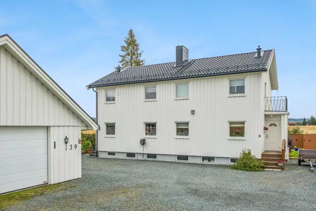 Oppusset kjøkken og bad. Innvendige overflater pusset opp de senere år.