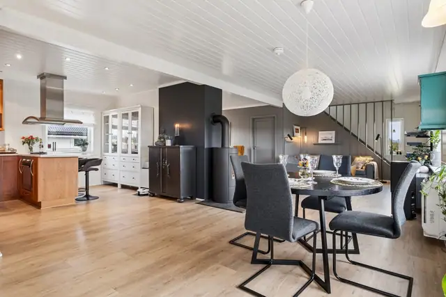 Lyst og fint oppholdsrom med naturlig inndeling av "soner".