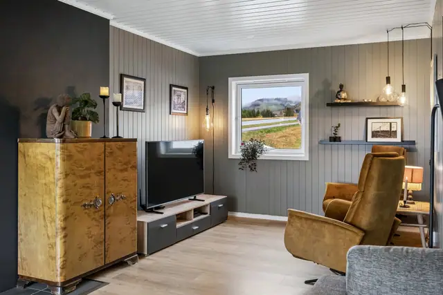Koslig TV-krok med lune og moderne fargevalg.