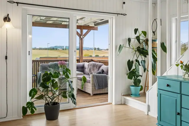 Fra stua har du utgang til terrassen på baksiden av huset.