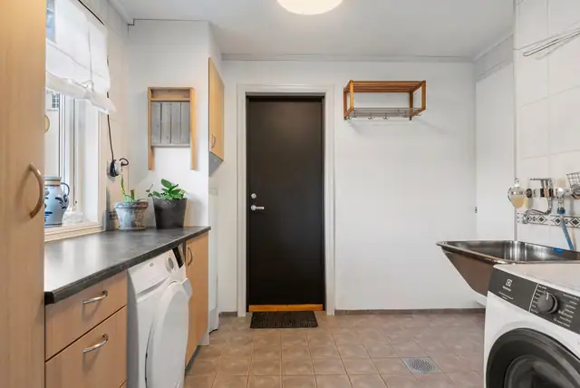 Attractive & spacious detached house. Double garage & garage. Several storerooms. 4 bedrooms, 1 study. — image 19