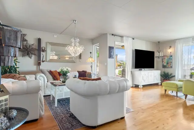 Attractive & spacious detached house. Double garage & garage. Several storerooms. 4 bedrooms, 1 study. — image 5