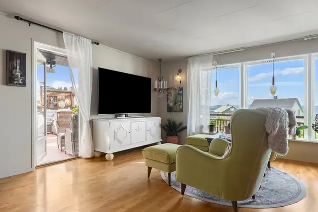 Attractive & spacious detached house. Double garage & garage. Several storerooms. 4 bedrooms, 1 study. — image 8