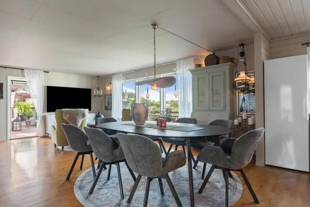 Attractive & spacious detached house. Double garage & garage. Several storerooms. 4 bedrooms, 1 study. — image 9