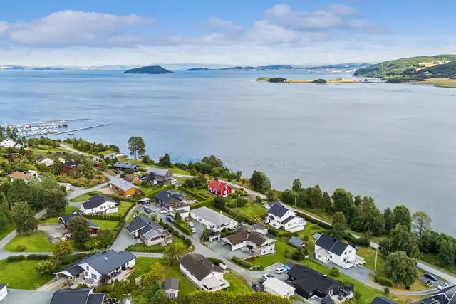 Nydelig enebolig i første linje mot fjorden. 5 soverom. Skjermet hage. Tomt på 1,6 mål. Nært skole, idrettsbane & marina