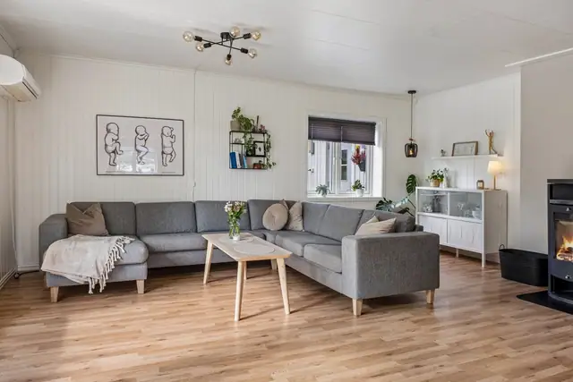 Store vindusflater på stue og kjøkken som gir rikelig med lys inn i boligen.