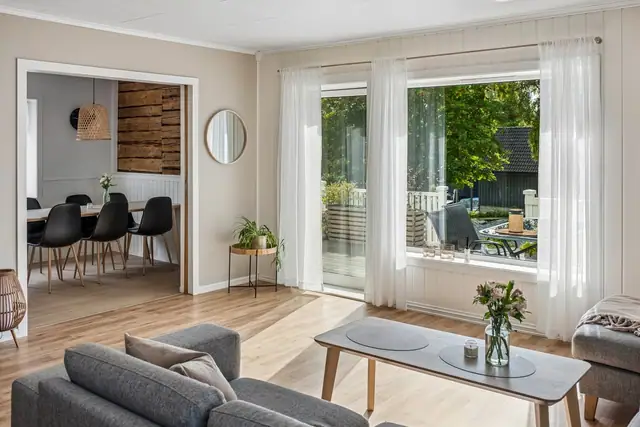 Åpen løsning mot spisestue. Varmepumpe og vedfyring i 1. etasje for god og koselig oppvarming.
