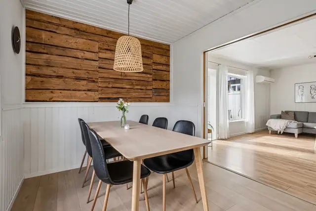 Meget romslig kjøkken som innehar god plass til spisestue. Legg merke til brytningsvegg i bakkant av spisebord.