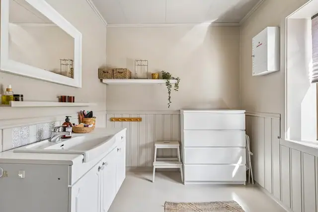 Romslig og innholdsrikt bad. Badet fungerer godt som tiltenkt, likevel må det påregnes oppgradering for å nå dagens høye krav til moderne standard.