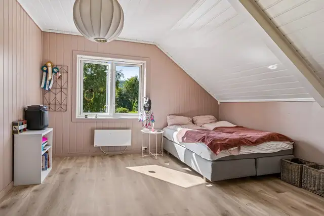 Alle soverom er romslige og innehar god plass til stor seng, garderobe og skrivebord.