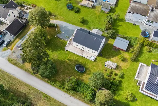 Flere gode uteplasser, pent opparbeidet hage og romslig tomt gir sol fra tidlig morgen til kveld.