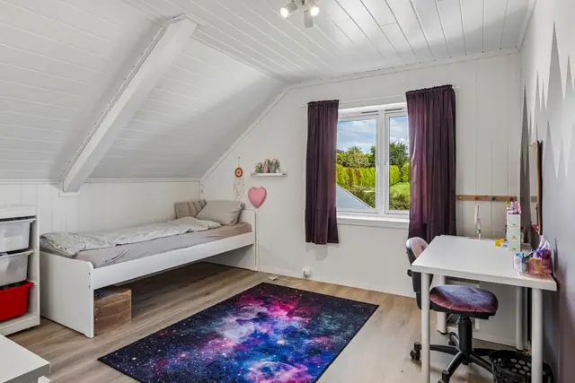 Flere av soverommmene har god utsikt mot bla. fjorden.