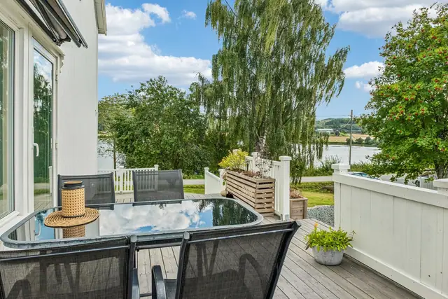 Verandaen rommer flere soner, hvor man har plass til spiseplass, loungemøbler, grill mv.