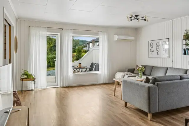 Romslig og pent oppusset stue som gir en åpen og romslig følelse.