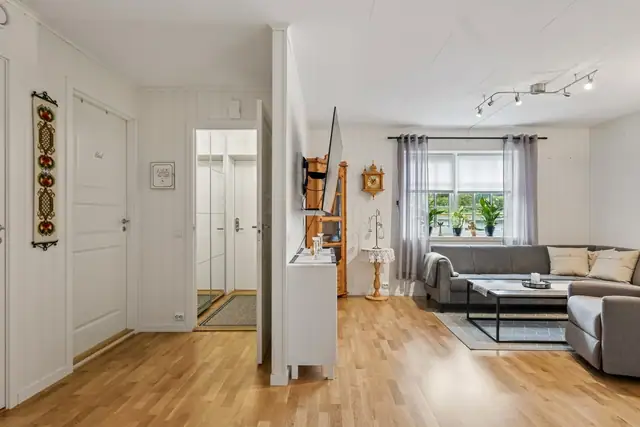 Lettstelt leilighet med sentral beliggenhet og flott utsikt utover elva! — bilde 5