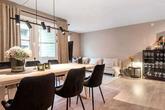 Lekker & moderne leilighet som er ny i 2021. Innflyttingsklar. Svært lav fellesgjeld. Tilbaketrukket. Heis.