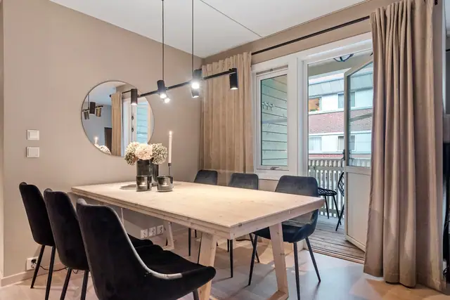 Svært praktisk og effektiv planløsning hvor hver kvadrat et nøye gjennomtenkt. Store vindusflater på stue/kjøkken.