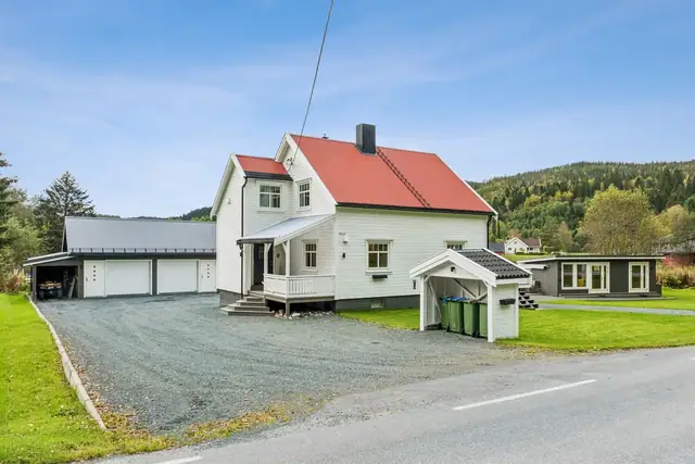 Landlig og innholdsrik eiendom i Helgådalen. Stor garasje med carport. Lysthus. 3 soverom. Fine uteområder.