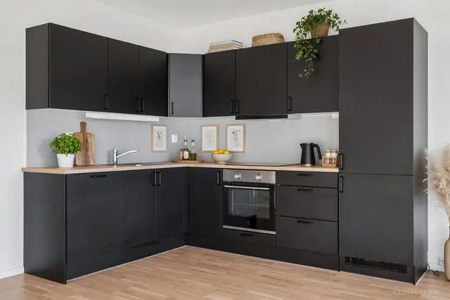 Kjøkkenet har god skap- og benkeplass, samt plass til spisebord ved vinduet.