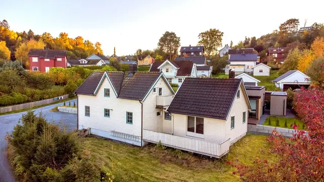Enkel & innholdsrik enebolig med attraktiv beliggenhet. Romslig hage & stor gårdsplass. Kort vei til sentrum mm.