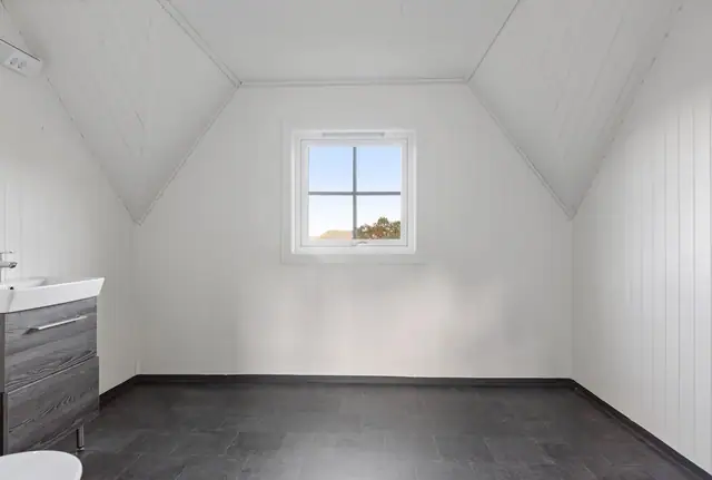 Simple & spacious detached house in an attractive location. Generous garden & large driveway. Short distance to the town centre and more. — image 11