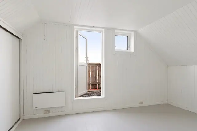 Simple & spacious detached house in an attractive location. Generous garden & large driveway. Short distance to the town centre and more. — image 13