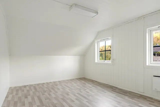 Simple & spacious detached house in an attractive location. Generous garden & large driveway. Short distance to the town centre and more. — image 14
