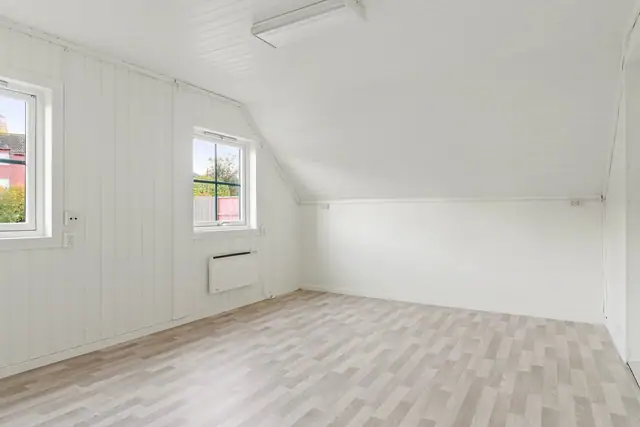 Simple & spacious detached house in an attractive location. Generous garden & large driveway. Short distance to the town centre and more. — image 15