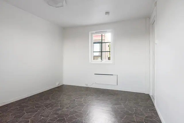 Simple & spacious detached house in an attractive location. Generous garden & large driveway. Short distance to the town centre and more. — image 16