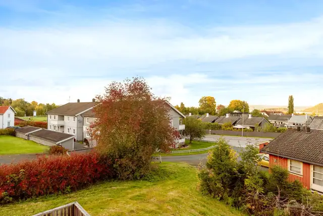 Simple & spacious detached house in an attractive location. Generous garden & large driveway. Short distance to the town centre and more. — image 20