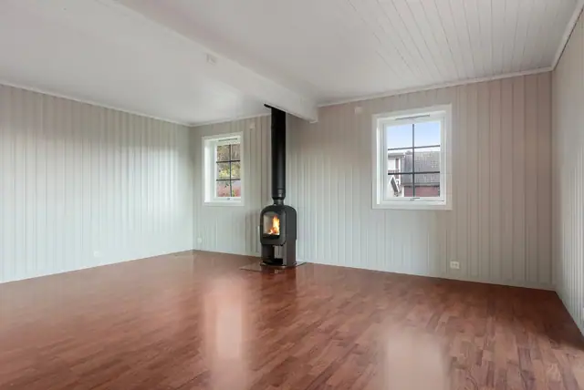 Simple & spacious detached house in an attractive location. Generous garden & large driveway. Short distance to the town centre and more. — image 3