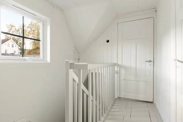 Simple & spacious detached house in an attractive location. Generous garden & large driveway. Short distance to the town centre and more. — image 21