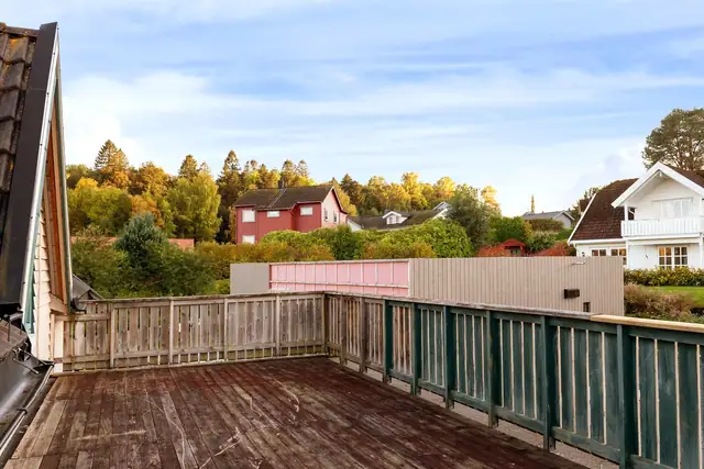Simple & spacious detached house in an attractive location. Generous garden & large driveway. Short distance to the town centre and more. — image 22