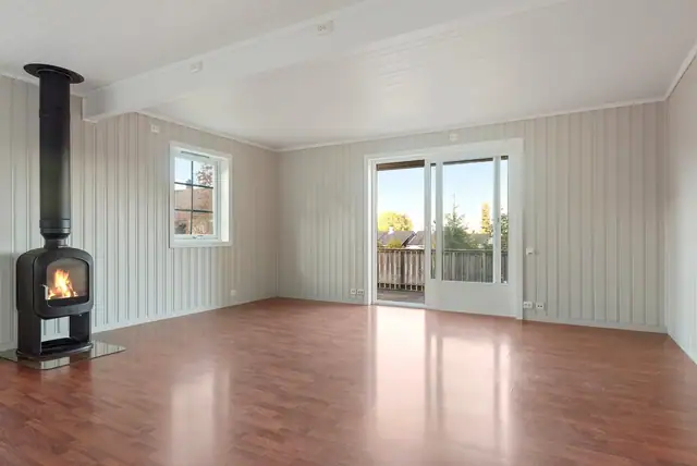 Simple & spacious detached house in an attractive location. Generous garden & large driveway. Short distance to the town centre and more. — image 5