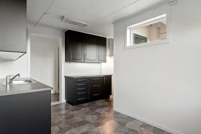 Simple & spacious detached house in an attractive location. Generous garden & large driveway. Short distance to the town centre and more. — image 7
