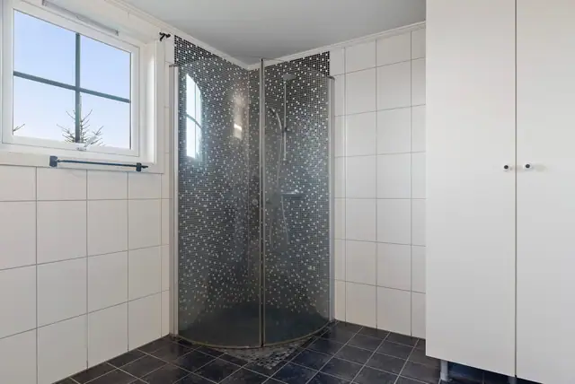 Simple & spacious detached house in an attractive location. Generous garden & large driveway. Short distance to the town centre and more. — image 9