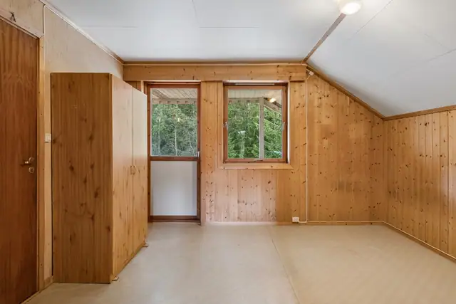 Rural & charming property on a large plot. House, garage/outbuilding and woodshed. In need of renovation. — image 12